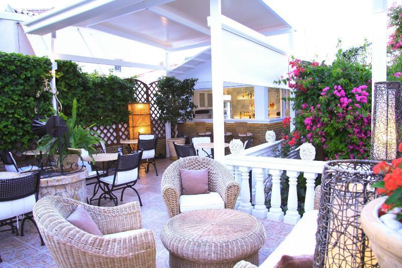 Armata Boutique Hotel Spetses Town ภายนอก รูปภาพ
